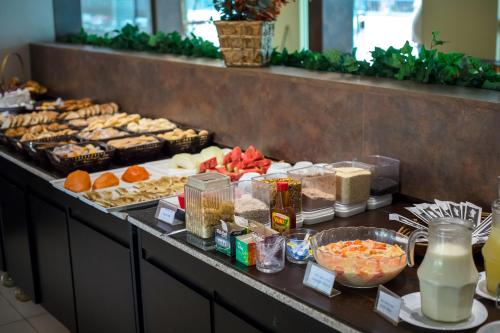 ein Buffet mit vielen verschiedenen Speisen in der Unterkunft Pousada das Aguas in Caldas Novas