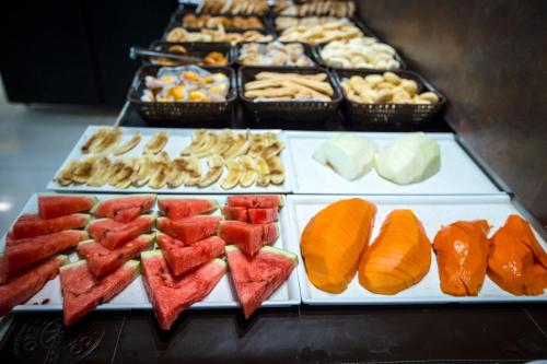 ein Tablett mit verschiedenen Arten von Obst und Gemüse in der Unterkunft Pousada das Aguas in Caldas Novas