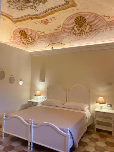 a bedroom with a large bed with a ceiling at Dimora dell'Arte-CantinArte in Navelli