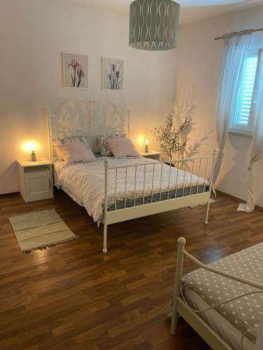 チリピにあるCountry Home Matkovic - Dubaの白いベッドとウッドフロアのベッドルーム1室