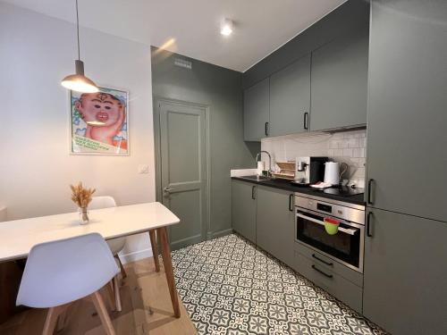 - une petite cuisine avec une table et un comptoir dans l'établissement Anna in Paris, à Paris