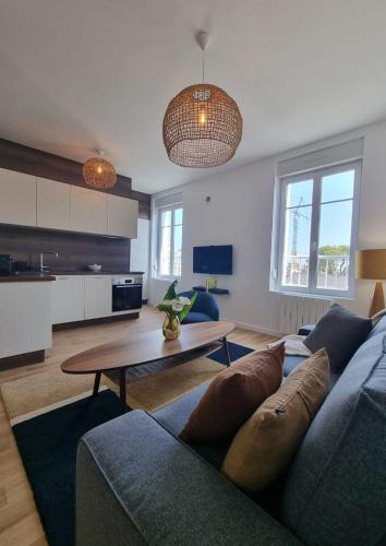 un salon avec un canapé et une table dans l'établissement LAGUNE ÉLÉGANTE CENTRE spacieux et à 5 min de la plage, à Dinard