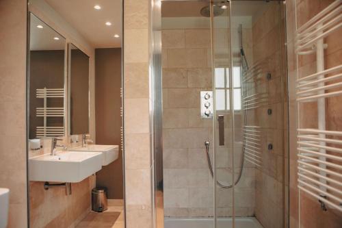 un bagno con lavandino e doccia di SUNNY BROW BARN at Sunny Brow Farm ad Ambleside