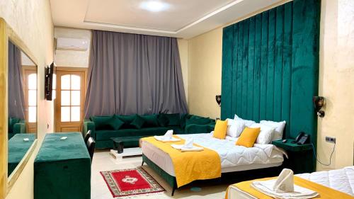 Postel nebo postele na pokoji v ubytování Hôtel AL QAISAR