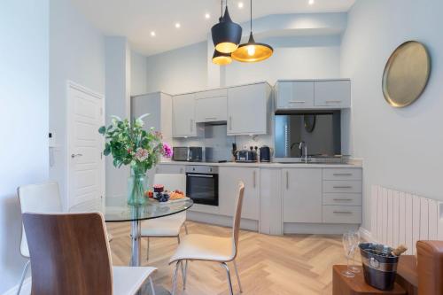 O bucătărie sau chicinetă la Elliot Oliver - Stylish 2 Bedroom Town Centre Apartment