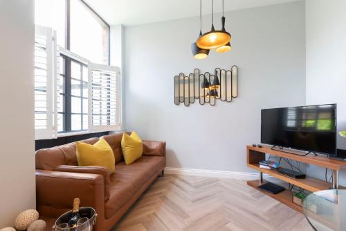Un televizor și/sau centru de divertisment la Elliot Oliver - Stylish 2 Bedroom Town Centre Apartment