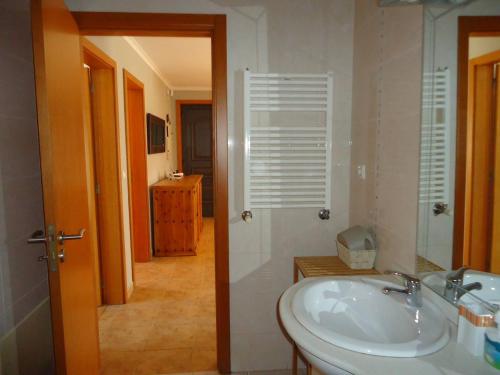 un bagno bianco con lavandino e specchio di House with pool CASA DA FAIA - AVEIRO (Estarreja) a Avanca