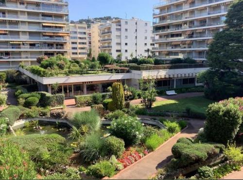 Zahrada ubytování Парк Круазет , Апартаменты 3 комнаты , с террасой и паркингом ,