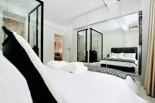 Voodi või voodid majutusasutuse Josden Residences Central Luanda toas