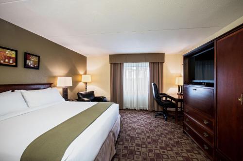 Телевизор и/или развлекательный центр в Holiday Inn Express Schaumburg-Rolling Meadows by IHG
