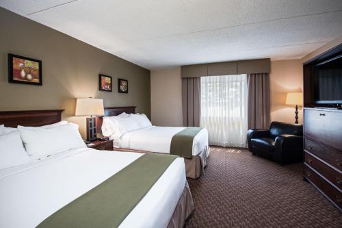Кровать или кровати в номере Holiday Inn Express Schaumburg-Rolling Meadows by IHG