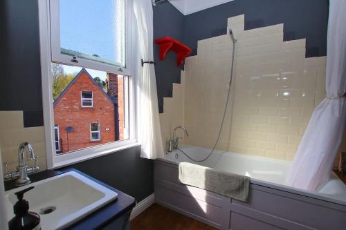 Koupelna v ubytování Edwardian 4 bed home - Tunnels Beach 2 mins away