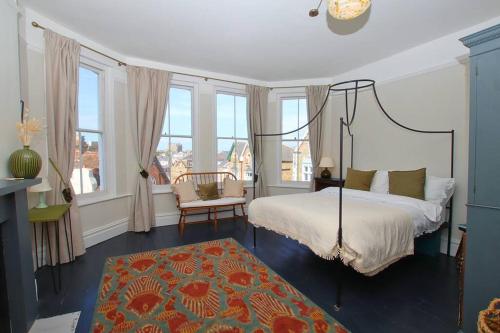 Postel nebo postele na pokoji v ubytování Edwardian 4 bed home - Tunnels Beach 2 mins away