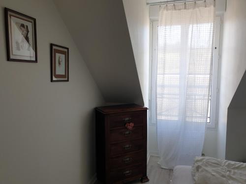 - une chambre avec une commode et une fenêtre dans l'établissement bel appartement 4 personnes, à Port-en-Bessin-Huppain