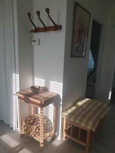 une table et un tabouret dans une pièce dans l'établissement bel appartement 4 personnes, à Port-en-Bessin-Huppain