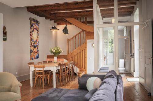 un salon avec un canapé et une table dans l'établissement Venez Chez Vous La Maison des Balmettes, à Annecy