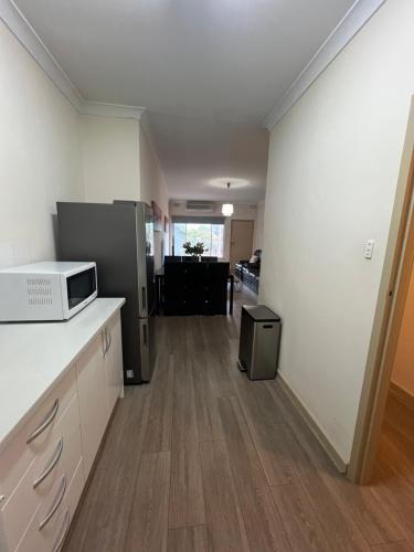 Una cocina o zona de cocina en Beach side holiday unit