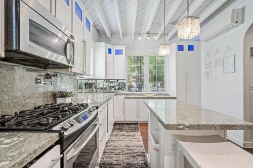 a kitchen with white cabinets and a stove at villa venezia bb in Miami Beach