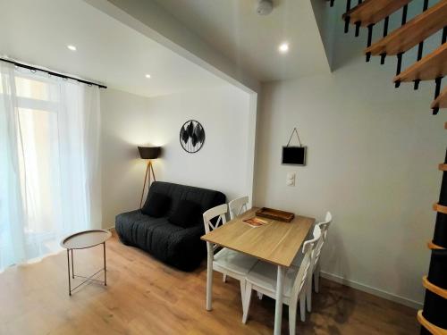 un salon avec une table et un canapé dans l'établissement Aux portes des Marais, à Saint-Lyphard