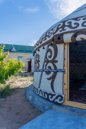 a side of a house with a painting on it at Guest house and yurt camp Svetlana in Bokonbayevo