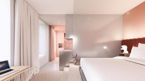 Un ou plusieurs lits dans un hébergement de l'établissement Rose - Hôtel Invisible