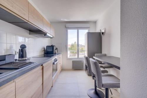 une cuisine avec une table et quelques chaises dans l'établissement Lovely Bordeaux flat with parking, à Bordeaux