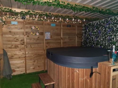 Fotografie z fotogalerie ubytování Anglesey new modern shepherds hut with spa hot tub v destinaci Gwalchmai
