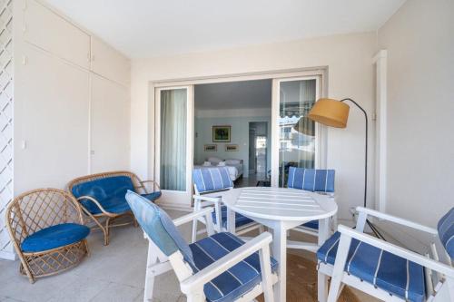 une salle à manger avec une table et des chaises blanches dans l'établissement A056 - Nice Studio Cannes centre with parking, à Cannes