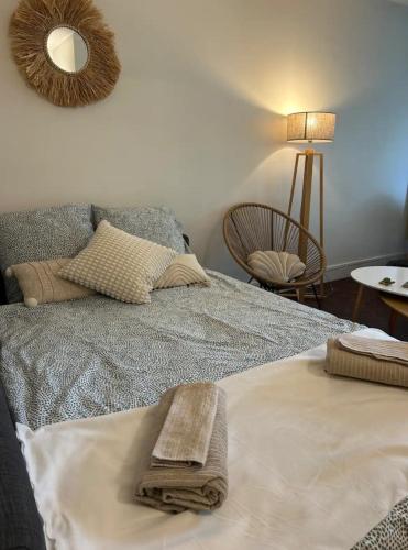 une chambre avec un lit avec une serviette dessus dans l'établissement Nice cozy flat near Paris, à Puteaux