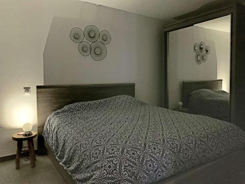 une chambre avec un lit et un grand miroir dans l'établissement Superbe T2 à Berck-Plage - Balcon, Parking Privé et Accès Plage - FR-1-646-36, à Berck-sur-Mer