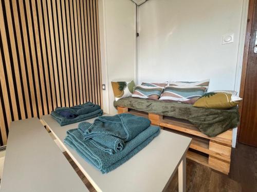 - une chambre avec 2 lits et une table avec des serviettes dans l'établissement Castle - Vue sur le château - Hypercentre, à Caen