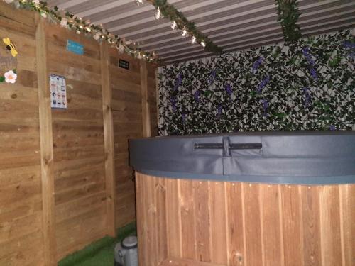 Fotografie z fotogalerie ubytování Anglesey new modern shepherds hut with spa hot tub v destinaci Gwalchmai