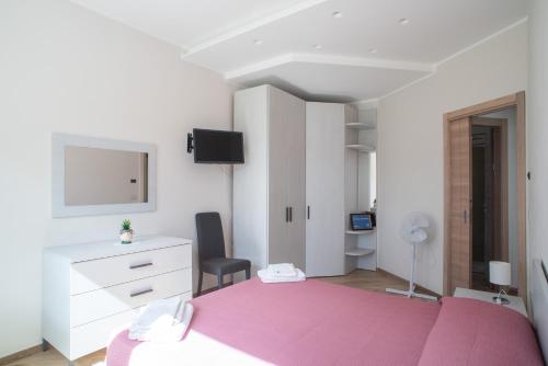 a bedroom with a pink bed and a desk at Casa Gioia - Natura & Relax in Viggianello