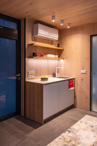 Dapur atau dapur kecil di ÖÖD Mirror Houses at Versso