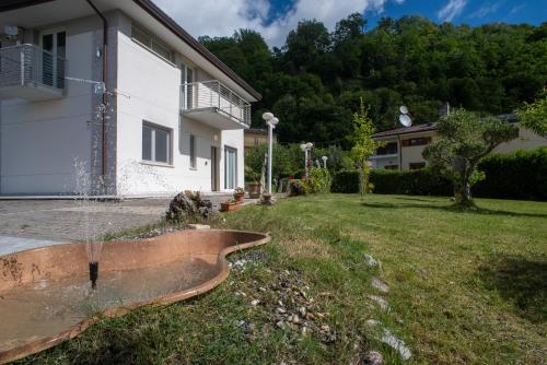 a water fountain in a yard next to a house at Casa Gioia - Natura & Relax in Viggianello