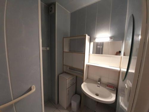 une petite salle de bain avec un lavabo et un miroir dans l'établissement Studio cosy avec jardin, proche plage et commerces - FR-1-324A-5, à Saint-Hilaire-de-Riez