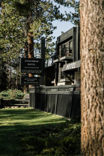 Κήπος έξω από το The Coachman Hotel