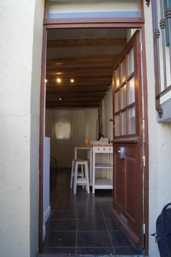 une porte ouverte menant à une cuisine avec une table dans l'établissement Studio Albigny A 200 m du lac d'Annecy, à Annecy