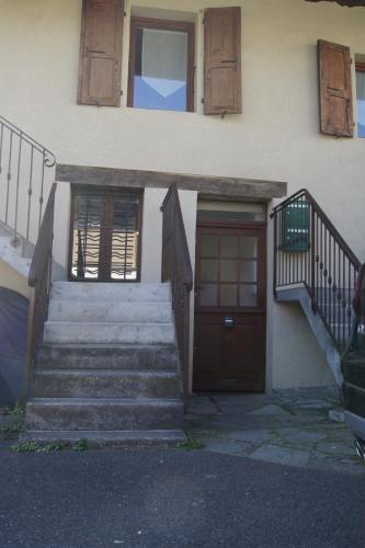 un escalier menant à un bâtiment avec une porte. dans l'établissement Studio Albigny A 200 m du lac d'Annecy, à Annecy