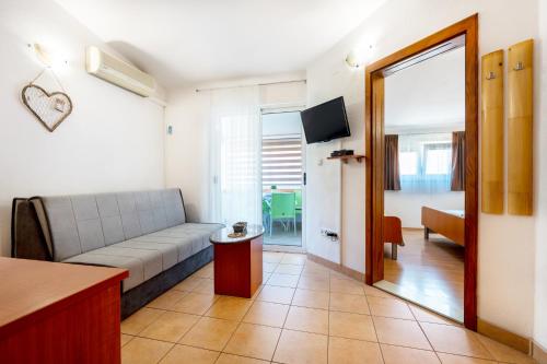 Μια τηλεόραση ή/και κέντρο ψυχαγωγίας στο Apartments Aurora