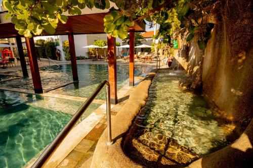A piscina localizada em Hotel Morada do Sol ou nos arredores