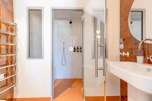 a bathroom with a shower and a sink at Villa St Remy Centre Piscine chauffée et Hammam in Saint-Rémy-de-Provence