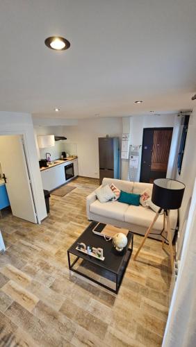 un salon avec un canapé et une table dans l'établissement Magnifique appartement à Bezons, à Bezons