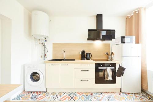 Kuchyň nebo kuchyňský kout v ubytování RB-1G - Appartement F2 au 1er étage à Mulhouse de 1 à 3 pers