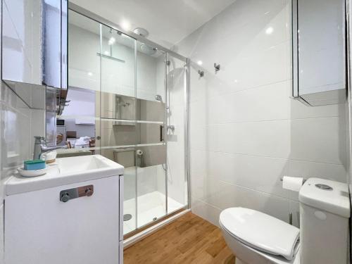une salle de bain blanche avec toilettes et douche dans l'établissement Le 58 Bayeux bel apt bien équipé centre ville parking gratuit à proximité, à Bayeux