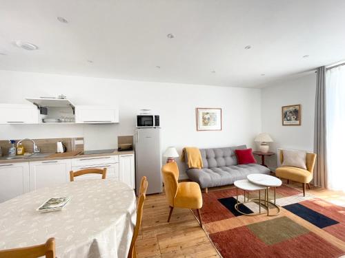 un salon avec un canapé et une table dans l'établissement Le 58 Bayeux bel apt bien équipé centre ville parking gratuit à proximité, à Bayeux