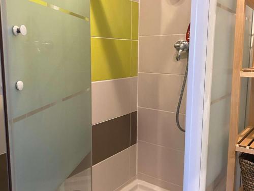 une douche avec une porte vitrée dans une salle de bain dans l'établissement Appartement T2 - Balcon, Ascenseur, WIFI, tout équipé à Balaruc-les-Bains - FR-1-553-225, à Balaruc-les-Bains