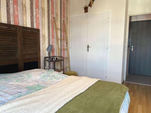 - une chambre avec un lit, un placard et une porte dans l'établissement Appartement T2 - Balcon, Ascenseur, WIFI, tout équipé à Balaruc-les-Bains - FR-1-553-225, à Balaruc-les-Bains