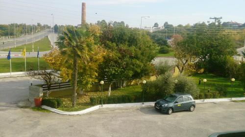 ein kleines Auto auf einem Parkplatz geparkt in der Unterkunft Hotel Villa Tasko in Drama