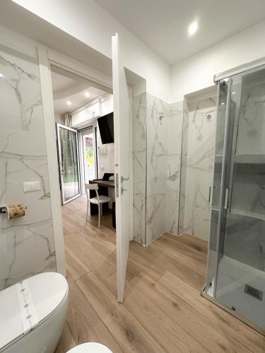 a bathroom with a shower and a toilet and a desk at Tenuta57 - NUOVISSIMO B&B - IMMERSO NELLA TRANQUILLITÀ - POCHI MINUTI DAL MARE DI TERRACINA - PRIVATE PARKING - FREE WI-FI in Terracina
